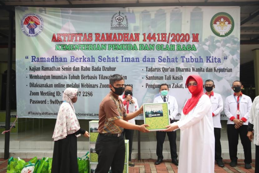 Pengurus Masjid Pemuda Al Muwahidin Kemenpora melakukan aktifitas Ramadan 1441 H/2020 dengan memberikan santunan Tali Kasih di Halaman Masjid Al Muwahidin Kemenpora, Senayan, Jakarta.