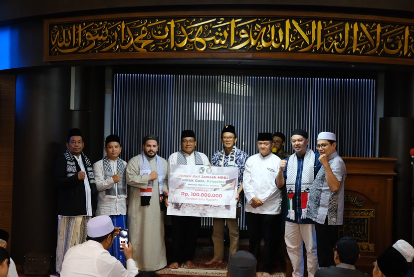 Pengurus Masjid Raya Bintaro Jaya (MRBJ) menyerahkan bantuan kemanusiaan untuk Palestina sebesar Rp 100 juta di malam kedua Ramadhan, Selasa (12/3/2024). Donasi yang dihimpun sejak Oktober 2023 lalu melalui rekening MRBJ ini merupakan sumbangan dari para jamaah dan masyarakat luas.