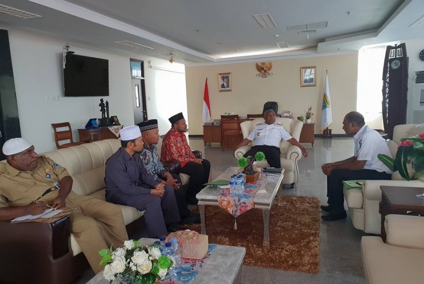 Ahmad Nausrau (berkopiah) bersama pengurus MUI bertemu dengan Bupati Manokwari, Demas P Mandacan, dalam sebuah kesempatan.