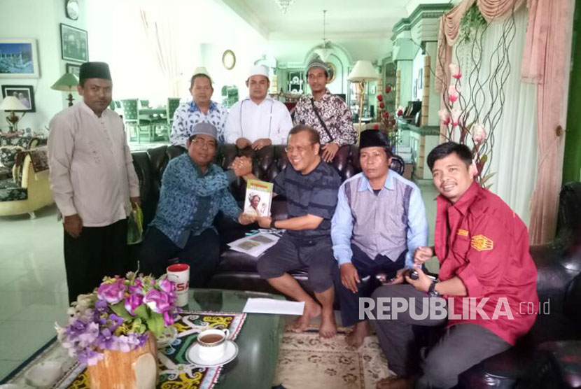 Pengurus Nahdlatul Wathan bersilaturahim ke rumah pengacara Eggi Sudjana, Ahad (16/4).