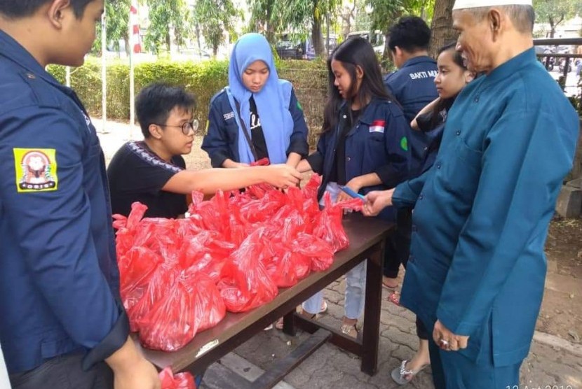 Pengurus OSIS Sekolah Bakti Mulya 400 ikut dilibatkan dalam kegiatan penyembelihan hewan kurban dan distribusi daging kurban kepada masyarakat.  