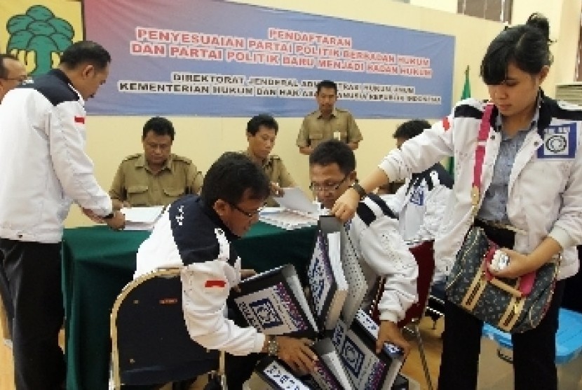 Pengurus Partai Buruh saat mendaftarkan partainya di Kementerian Hukum & HAM, Jakarta.