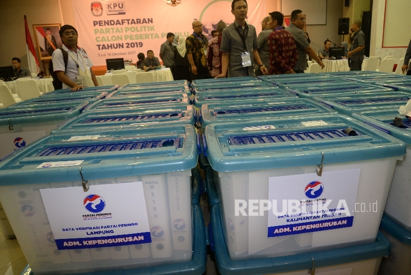 Pengurus Partai Perindo menata sejumlah kontainer berisi berkas dan syarat-syarat pendaftaran saat mendaftarkan partainya ke KPU Pusat, Jakarta, Senin (9/10).