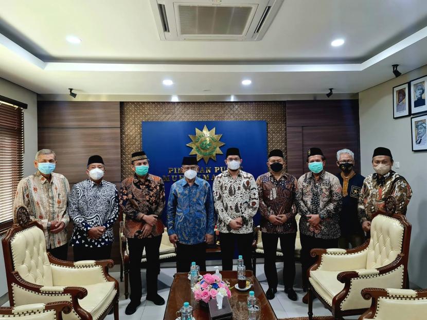 Pengurus Partai Ummat bertandang ke Kantor PP Muhammadiyah di Jalan Cik Di Tiro Yogyakarta, Jumat (20/5/2022).   Ketua Umum PP Muhammadiyah menemui secara langsung rombongan yang dipimpin Ketua Umum DPP Partai Ummat, Ridho Rahmadi tersebut.