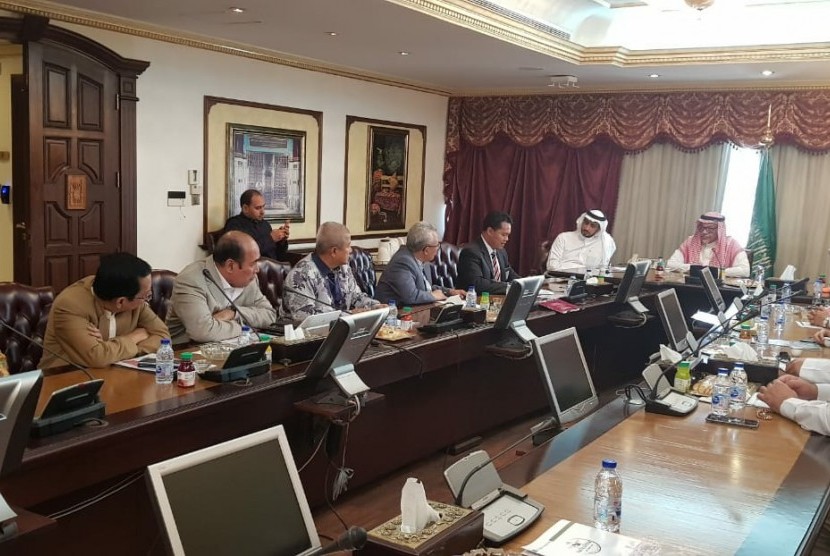 Pengurus Patuhi, didampingi KJRI Jeddah bertemu dengan Wakil Menteri Haji nidang Umrah Kerajaan Arab Saudi di kantornya, di Jeddah, Ahad (16/12)