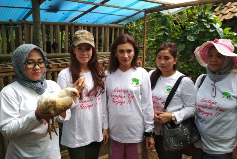 Pengurus Perempuan Tani HKTI menunjukkan ayam dan telur program biosolution.