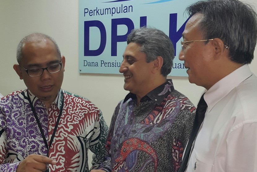 Pengurus Perkumpulan DPLK berbincang seusai peresmian kantor P-DPLK di Jakarta, Kamis (18/8/2016). 