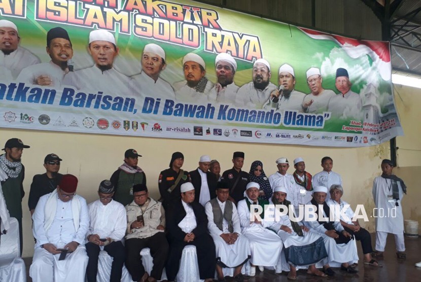 Pengurus Persaudaraan Alumni 212 di tabligh akbar umat muslim Solo Raya.