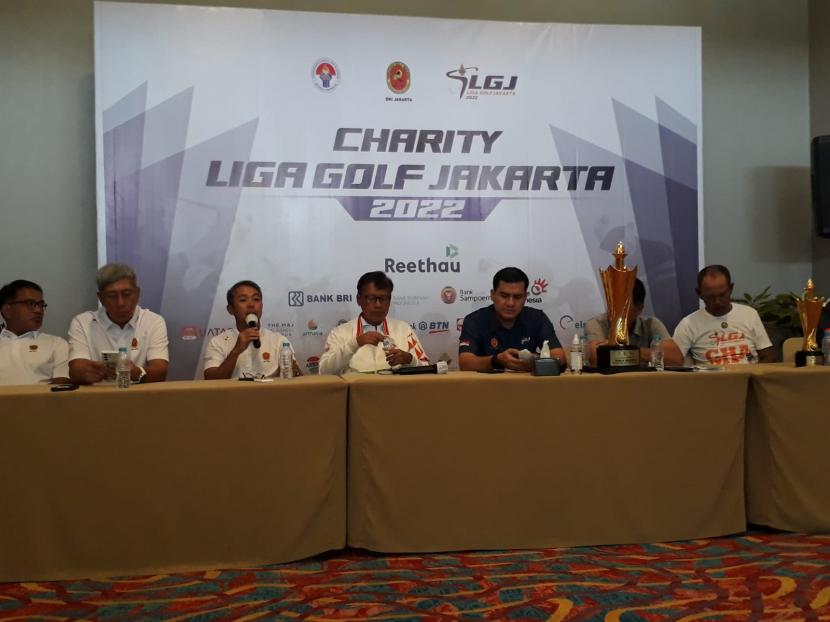 Pengurus PGI DKI Jakarta dan Para Pemenang Liga Golf Jakarta 2022 dalam konferensi pers, di Damai Indah Golf, Jakarta Utara, Ahad (13/11). 