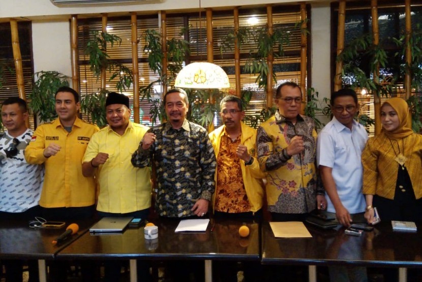 Pengurus pleno Partai Golkar menyampaikan mosi tak percaya terhadap Ketua Umum Partai Golkar, Airlangga Hartanto di Batik Kuring, Sudirman, Jakarta, Jumat (30/8).