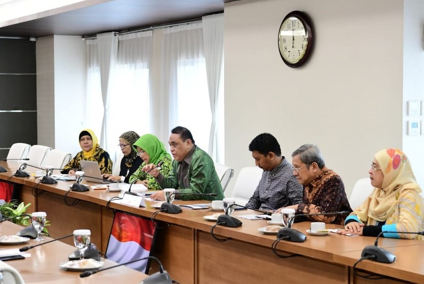 Pengurus Pusat Dewan Masjid Indonesia (DMI) yang dipimpin Wakil Ketua Umum Haji Syafruddin mengadakan audiensi dengan Menteri Koordinator Pembangunan Manusia dan Kebudayaan Puan Maharani di Kantor Kemenko PMK, Senin (25/2).