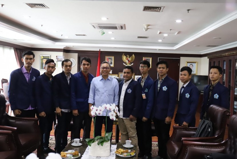 Pengurus Pusat Himpunan Mahasiswa Budhis Indonesia (Hikmahbudhi) berkunjung bertemu dengan Ketua MPR Zulkifli Hasan.