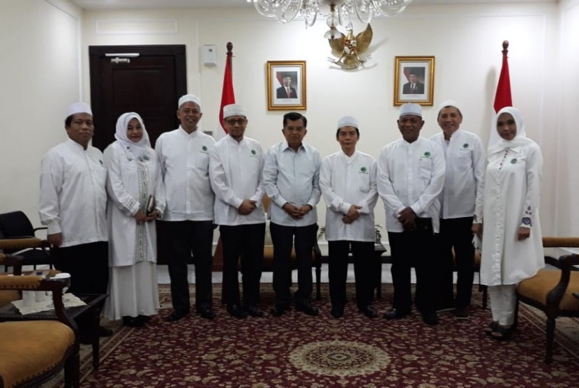 Pengurus Pusat Ikatan Persaudaraan Haji Indonesia (PP IPHI), dipimpin ketuanya, Ismed Hasan Putro, diterima oleh Wakil Presiden, Jusuf Kalla di ruang kerjanya, Jakarta, Jumat (8/3).