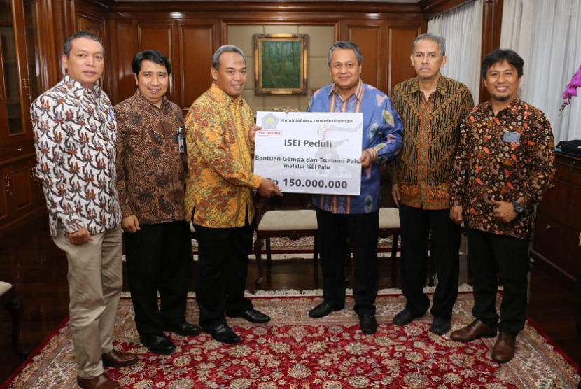 Pengurus Pusat Ikatan Sarjana Ekonomi Indonesia (PP ISEI) menyerahkan bantuan untuk korban gempa Sulawesi Tengah.