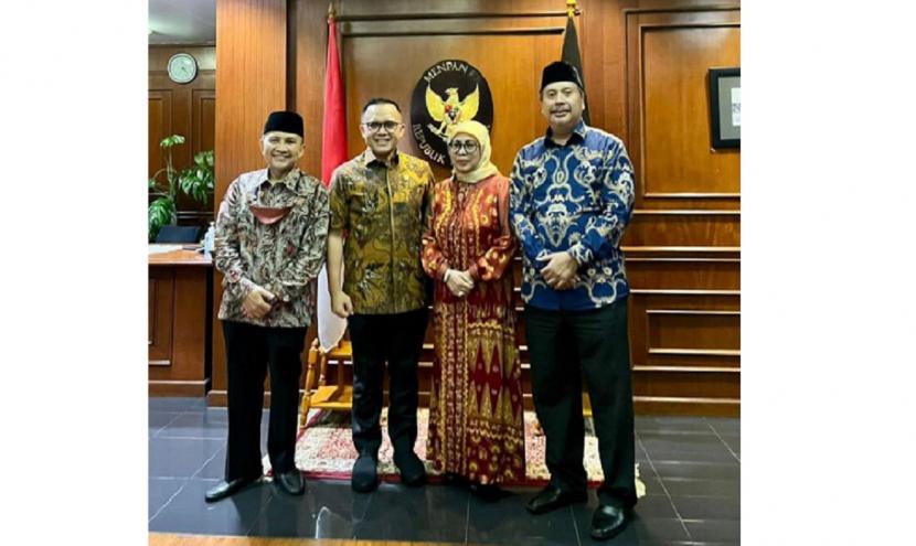 Pengurus Pusat (PP) Himpunan Sekolah dan Madrasah Islam Nusantara (Hisminu) menemui Menteri Pendayagunaan Aparatur Negara dan Reformasi Birokrasi (Men-PAN RB) Abdullah Azwar Anas.