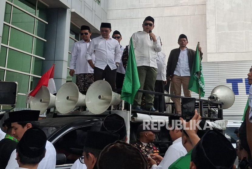 Pengurus PWNU Jakarta menggelar aksi bertema Silaturrahim dan Meruwat Trans 7 di Gedung Trans 7, Jakarta, Rabu (15/10/2025).
