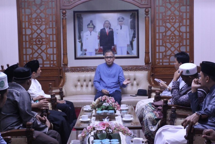 Pengurus Rabithah Thaliban Aceh (Ikatan Santri Aceh) beraudiensi kepada Plt Gubernur Aceh, Nova Iriansyah di kantor Gubernur Aceh, Sabtu (30/3).
