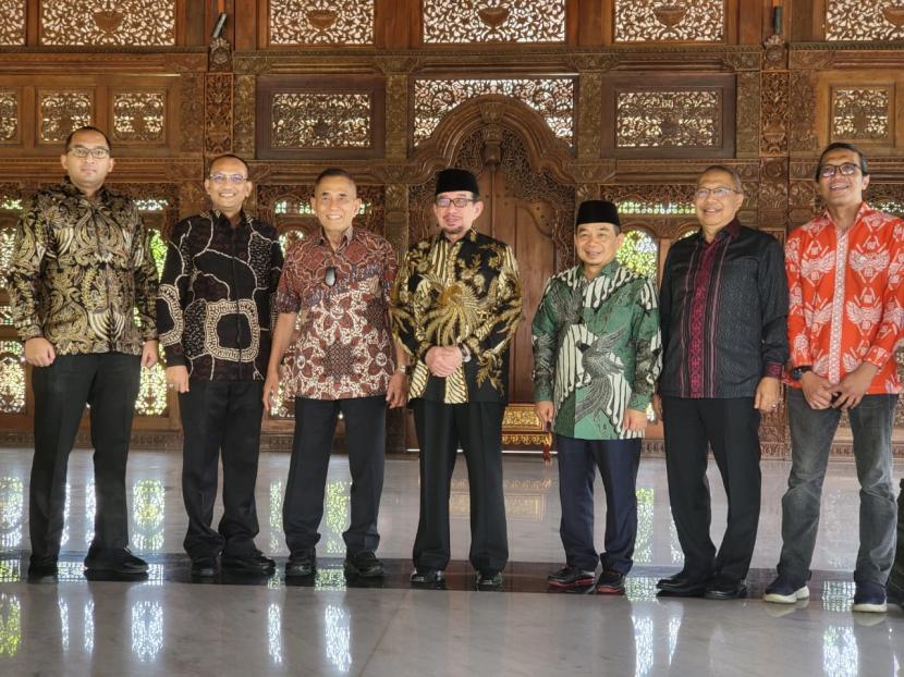 Pengurus Rekat Indonesia dan DPP PKS bekerja sama membahas ekonomi kerakyatan.