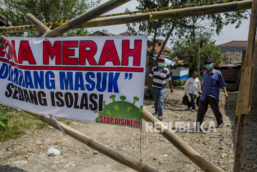 Pengurus RW membawa bantuan untuk dibagikan kepada warga positif Covid-19 yang isolasi mandiri (ilustrasi).