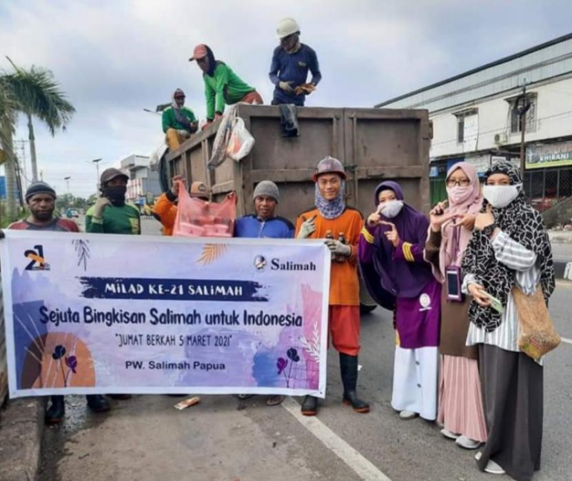 Pengurus Salimah di seluruh wilayah Indonesia turun ke jalan membagikan bingkisan kepada masyarakat yang membutuhkan.
