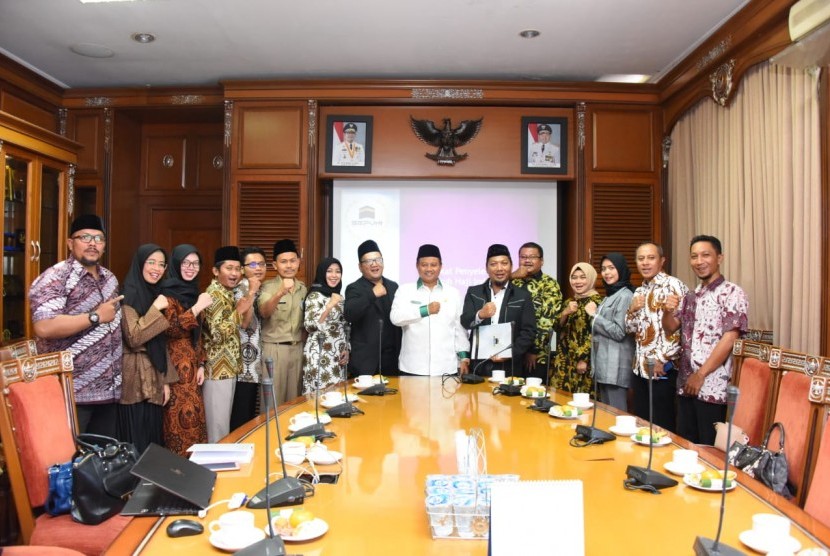 Sapuhi Jabar Gelar Pameran Umrah Juara. Pengurus Sapuhi Jabar saat audiensi dengan Wakil Gubernur Jawa Barat UU Ruzhanul Ulum.
