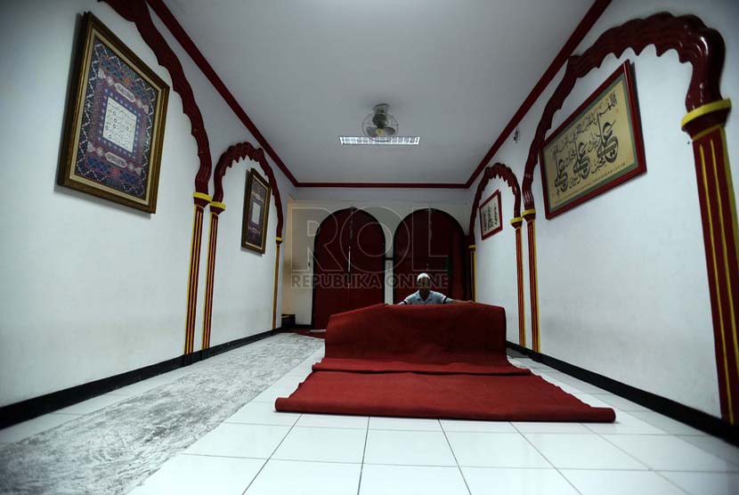Pengurus sedang merapihkan karpet di Masjid Lautze, Jakarta, Senin (30/6).
