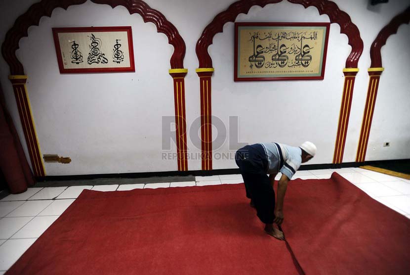 Pengurus sedang merapihkan karpet di Masjid / Ilustrasi 
