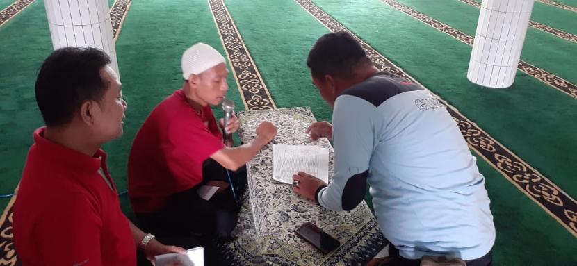 Pengurus UPZ Masjid Al Ikhlas Bosowa Bina Insani Bogor menyerahkan bantuan biaya pendidikan bulan Agustus 2020 kepada para siswa binaan.