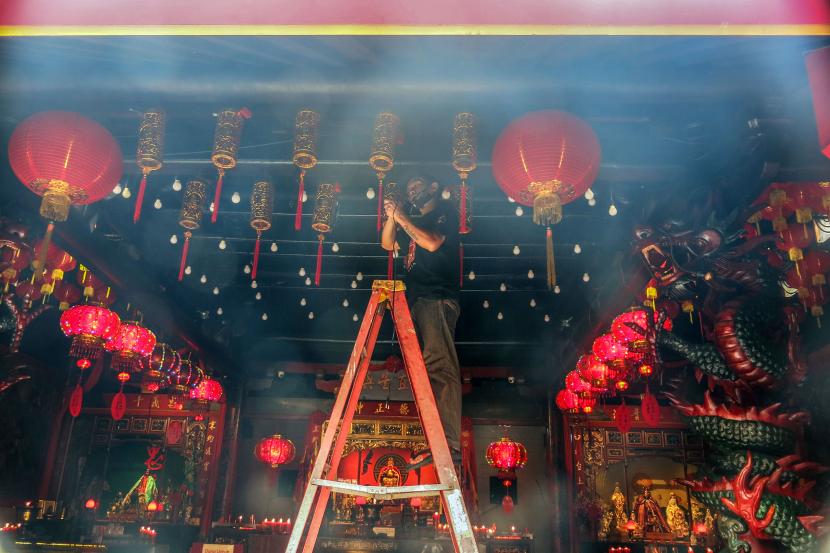 Pengurus vihara memasang lampion dan ornamen Imlek di Vihara Dhanagun, Kota Bogor, Jawa Barat, Kamis (4/2).