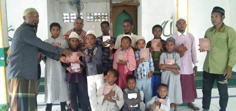 Pengurus Wilayah (PW) Pemuda Hidayatullah Papua Barat menyalurkan Alquran kepada masyarakat melalui program Tebar 5.000 Alquran dalam rangka menyambut datangnya Ramadhan 1443 H.
