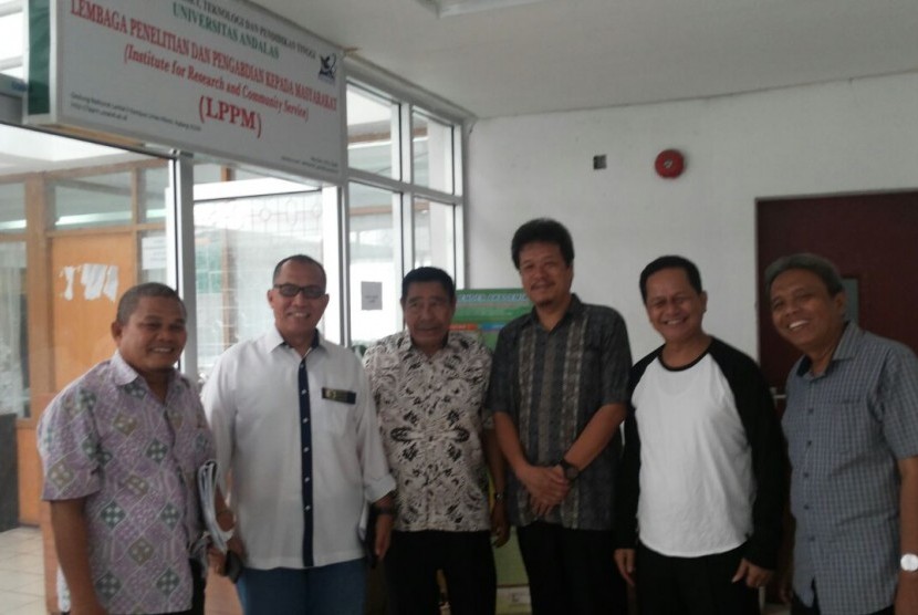 Pengurus Yagemi dan pimpinan LPPM Unand berfoto bersama di kampus Universitas Andalas Padang, Rabu (17/1).