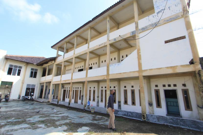 Pengurus yayasan berada di sekitar gedung kampus Sayid Sabiq yang akan digunakan untuk tempat karantina terkait COVID-19 di Indramayu, Jawa Barat, Selasa (14/2/2020). Pelaksana Gugus Tugas Penanganan COVID-19 Kabupaten Indramayu menyiapkan sebuah kampus sebagai tempat karantina untuk pendatang dan pemudik yang masuk kategori ODP.