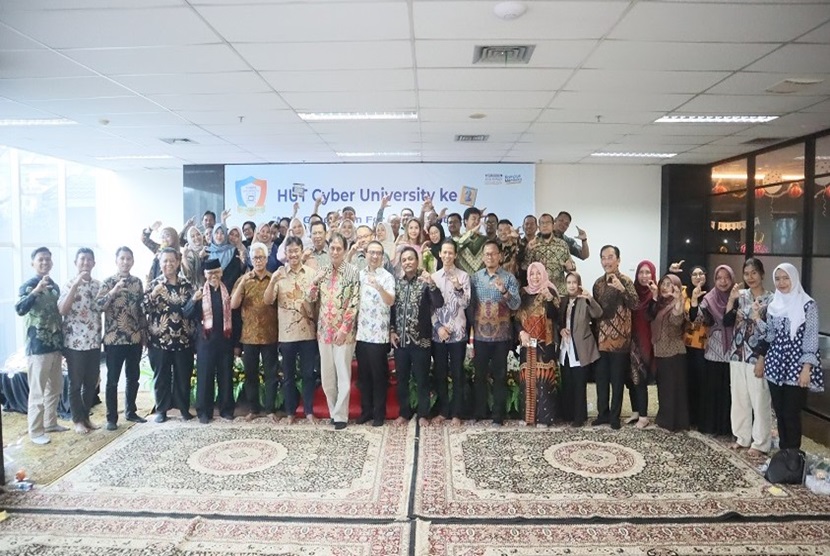 Pengurus Yayasan Brilian Indonesia Gemilang yang turut hadir pada acara Tasyakuran HUT ke-2 Cyber University, Rabu (10/1) kemarin.