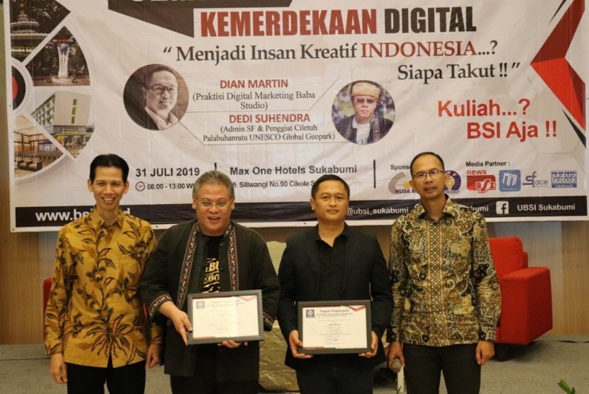 Pengurus Yayasan BSI, Ir Naba Aji (kiri) memberikan piagam penghargaan kepada kedua pemateri.