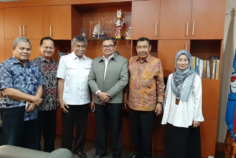 Pengurus Yayasan Gemar Membaca Indonesia (Yagemi)  berfoto bersama dengan Direktur Pendidikan Keluarga Kemdikbud, Dr Sukiman MEd.