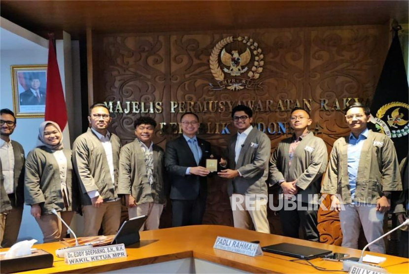 Pengurus Youth Energy Council (YeC) bertemu Wakil Ketua MPR RI Eddy Soeparno di Kompleks Parlemen, Senayan, Jakarta Pusat, Kamis (6/3/2025).