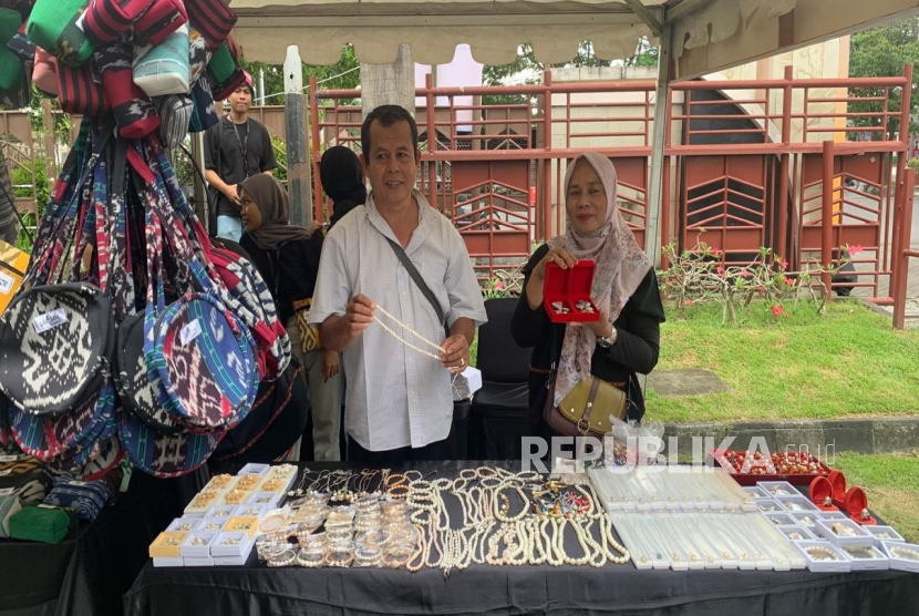 Pengusaha aksesoris mutiara yang menerima permodalan sebagai nasabah BTPN Syariah, Sukarni (kanan) dan suaminya, di Festival Si Tepat di Taman Budaya Provinsi NTB, Jumat (18/5/2025). 