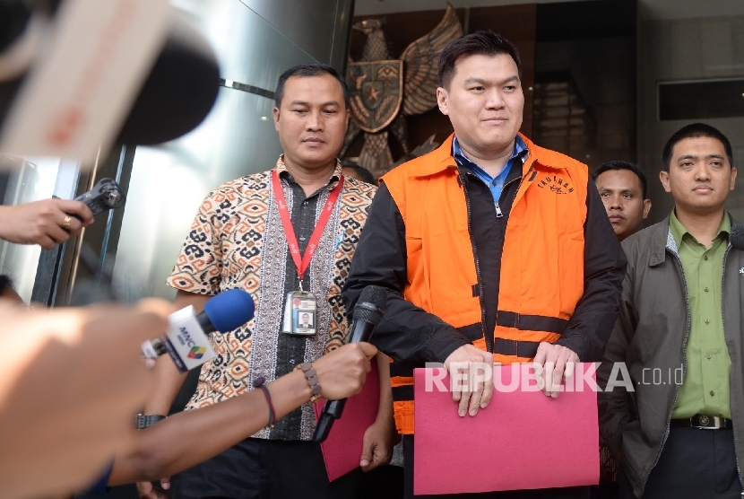 Pengusaha Andi Agustinus alias Andi Narogong menggunakan rompi tahanan keluar usai pemeriksaan di Gedung KPK, Jakarta, Jumat (24/3).