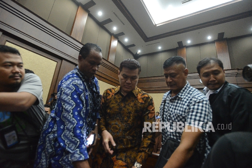 Pengusaha, Andi Agustinus atau Andi Narogong (tengah) berjalan memasuki ruangan untuk menjadi saksi dalam sidang lanjutan dengan Terdakwa dugaan kasus korupsi KTP Elektronik, Irman dan Sugiharto di Pengadilan Tipikor, Senin (29/5). 