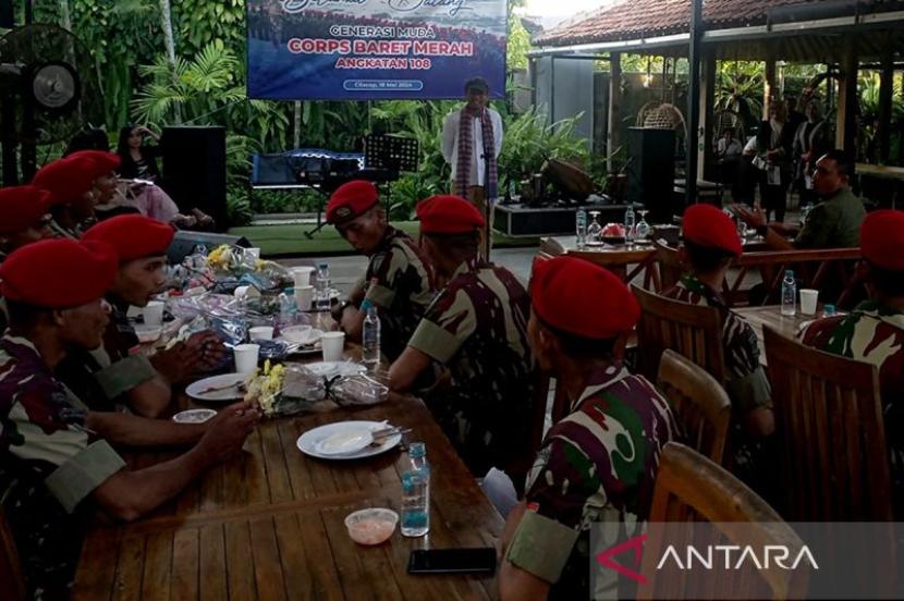 Pengusaha asal Cilacap yang juga bapak angkat siswa Sekolah Komando Pusdiklatpassus Kopassus Angkatan 108, Mukit Hendrayatno memberikan motivasi bagi 26 siswa Komando yang orang tuanya tidak bisa hadir saat pembaretan di Cilacap, Sabtu (18/5/2024) sore WIB.