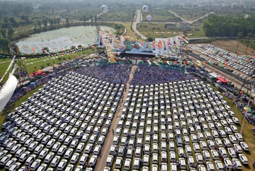 Pengusaha berlian India membagikan 600 mobil kepada karyawannya.