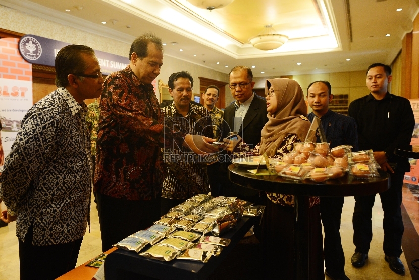  Pengusaha, Chairul Tanjung (kedua kiri) mencoba produk inovasi berupa biskuit yang berbahan baku ikan lele saat acara IPB Investment Summit dalam rangka dies natalis IPB Ke-52 di Hotel Sultan, Jakarta, Kamis (3/9).