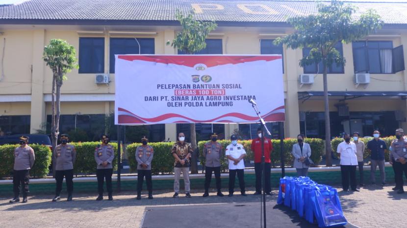 Pengusaha di Lampung menyumbangkan 100 ton beras untuk masyarakat terdampak PPKM Level 4 melalui Polda Lampung, Selasa (27/7). 