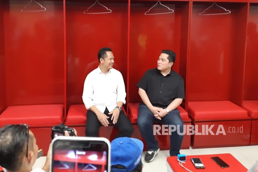 Pengusaha Erick Thohir didampingi pendiri sekaligus salah satu pemilik saham PT Persis Solo Saestu, Her Suprabu, saat meninjau Stadion Manahan, Solo, Sabtu (21/9).