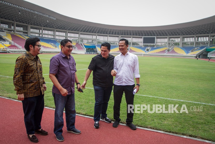 Pengusaha Erick Thohir (kedua kanan) berbincang dengan pendiri sekaligus pemegang saham PT Persis Solo Saestu (PT PSS) Her Subrabu (kanan) saat kunjungan di Stadion Manahan, Solo, Jawa Tengah, Sabtu (21/9/2019). 