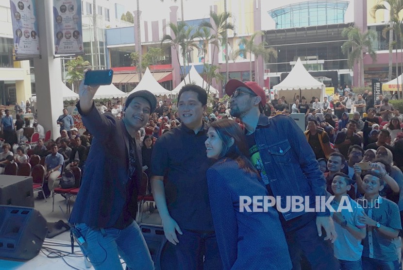 Pengusaha Erick Thohir menjadi pemateri dalam acara Jokowi Millennials Festival, di Surabaya Townsquare, Jl. Hayam Wuruk Nomor 6, Surababaya, Ahad (9/12). 