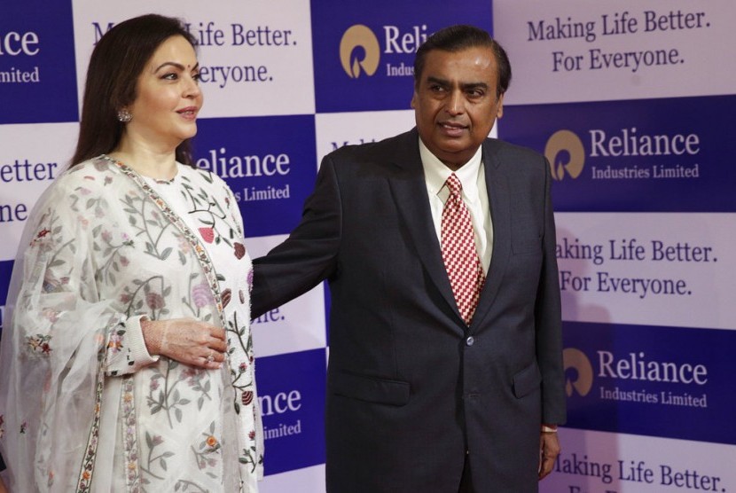 Pengusaha India, Mukesh Ambani dan istrinya, Nita Ambani. Konglomerat Mukesh Ambani membeli 25,8 persen saham di perusahaan pengiriman yang berbasis di Bangalore, Dunzo, seharga 200 juta dolar AS atau sekitar Rp2,9 triliun.