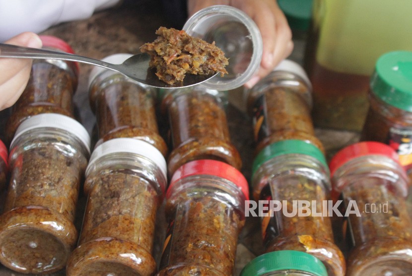 Pengusaha mengemas sambal buatannya di Blimbing, Malang, Jawa Timur, awal Februari 2020 lalu. Di tengah wabah corona saat ini, para pelaku UMKM mengandalkan media sosial untuk memasarkan produknya.