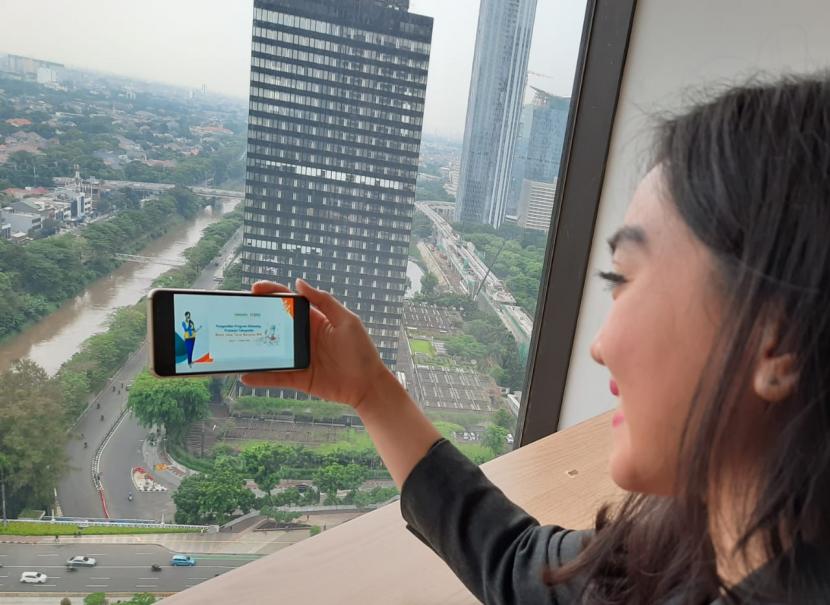 Pengusaha milenial sedang menyaksikan Acara Pengundian program Rekening Premium Tokopedia di Jakarta pada Rabu, 21 Oktober 2020. BNI mengadakan program promo bagi para seller Tokopedia yang memilih BNI Taplus Bisnis sebagai rekening pencairan hasil penjualannya dengan total hadiah mencapai Rp 1,4 miliar.
