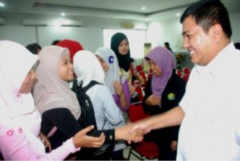Pengusaha nasional Jon Erizal bersalaman dengan mahasiswa Universitas Riau